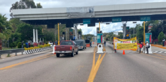 Pobladores de Xochixtlán “botean” en la caseta de Huitzo