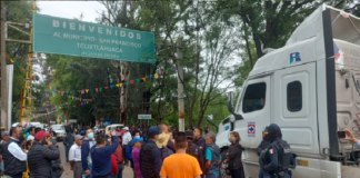 Reportan enfrentamiento entre policías y comerciantes de Telixtlahuaca