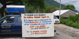 Pobladores de Huamelula bloquean carretera para exigir obras
