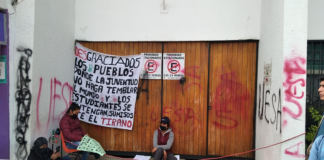 Estudiantes de Alotepec mantienen plantón en la dirección del CSEIIO