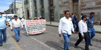 Transportistas marchan en Oaxaca, exigen atención del SICT