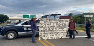 Pobladores de Teotitlán bloquean crucero, piden reconocer a sus autoridades