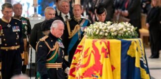 Miles despiden a Reina Isabel II en Escocia