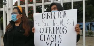 Con protesta, padres de familia exigen clases en la Escuela Secundaria 64