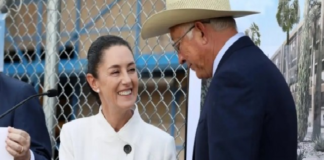 Ken Salazar llama presidenta a Sheinbaum y luego corrige