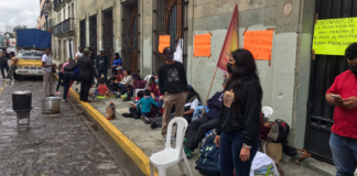 Integrantes de MIR instalan plantón frente a Palacio de Gobierno