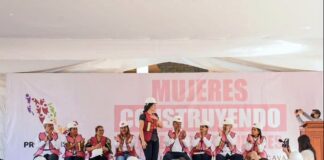 Acude esposa de Ebrard con promotores de su campaña