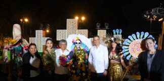 Junto a familias oaxaqueñas, disfruta Alejandro Murat de la tradicional celebración de Día de Muertos