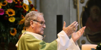 DETRÁS DE LA NOTICIA: Perseguidos, pide Arzobispo a los Periodistas: ¡No se dejen comprar!