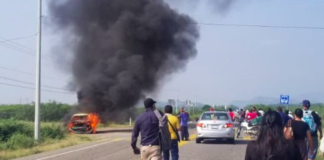 Pobladores de San Blas Atempa bloquean carretera e incendia vehículo