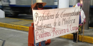 Pobladores de la Mixteca toman la caseta de Huitzo; piden dinero