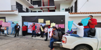 Profesores de la mixteca protestan en oficinas del IEEPO, exigen docentes