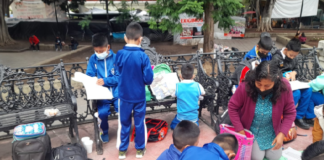 Padres de familia protestan para exigir clases en la escuela “Luz del Saber”