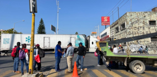Protestan profesores de Huajuapan en crucero del Estadio de Béisbol