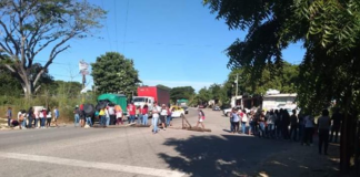 Transportistas bloquean carretera en Pinotepa