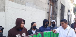 Protesta Santiago Progreso en reunión de Murat y Jara, exige libertad de retenidos