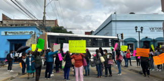 Con bloqueo, colonos exigen servicio de electrificación