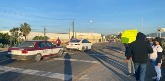 Padres cierran carreta federal 190 en Tlacolula, exigen apoyo para aulas