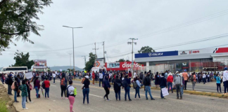 Con bloqueo, estudiantes exigen apoyo para internado de Reyes Mantecón