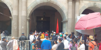 Manifestantes retiran vallas en Palacio de Gobierno
