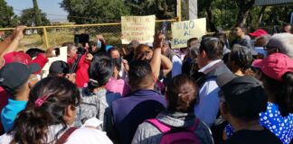 Con bloqueo, colonos rechazan instalación de basurero en ex fabrica de Triplay