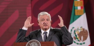 “Vamos a resistir”: AMLO sobre “ataques” de medios de comunicación