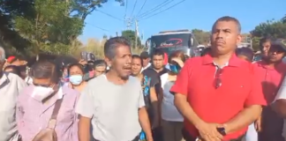 Transportistas bloquean carretera en Pinotepa