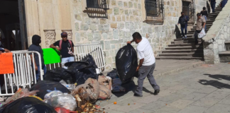 Protestan sindicalizados del “3 de marzo”, tiran basura en Palacio Municipal