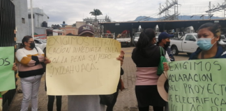 Pobladores de Ixtlahuaca protestan en CFE para exigir obra de electrificación