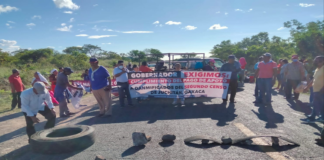 Damnificados bloquean carretera en el Istmo, urgen apoyos