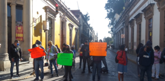 Integrantes de la ENSFO bloquean calles en el centro Histórico