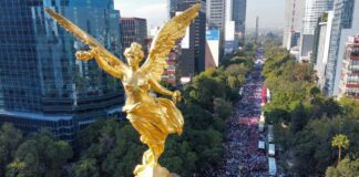Un Zócalo casi lleno espera a AMLO al son del mariachi
