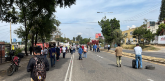 Con bloqueo, ejidatarios de Pueblo Nuevo exigen obra