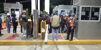 Normalistas toman la caseta de Huitzo