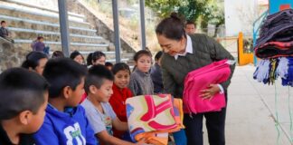 Continúa la entrega de ropa abrigadora en comunidades de Oaxaca: DIF estatal