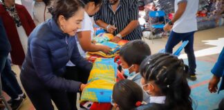Habitantes de la Mixteca reciben prendas abrigadoras para enfrentar las bajas temperaturas del invierno