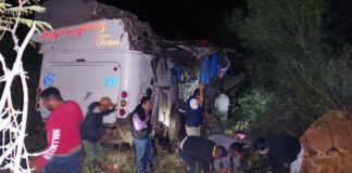 Autobús con pasajeros cae a barranco en Tuxtepec