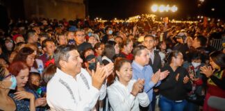 Con el encendido del “Árbol de la Regeneración de la Esperanza”, las familias oaxaqueñas viven el espíritu navideño
