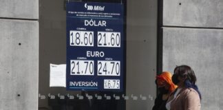 El peso mexicano se mantuvo estable y la BMV cayó