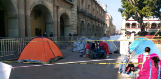 Triquis reinstalan plantón en Palacio de Gobierno