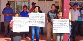Pobladores de Pluma Hidalgo toman palacio municipal, amagan con bloqueo carretero