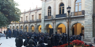 Policías municipales protestan en Palacio de Gobierno, denuncian descuento en aguinaldo