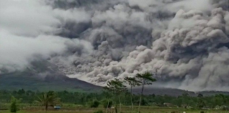 Máxima alerta en Indonesia por erupción de volcán