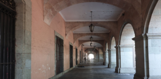 Tras desalojo, cercan y limpian zócalo de la ciudad de Oaxaca
