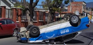 Vuelca taxi en Santa Lucia del Camino