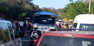 Padres de familia cierran Carretera Federal 200 en Huatulco