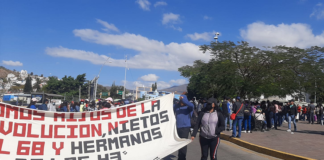 Marchan normalistas en Oaxaca, exigen respuesta a pliego petitorio