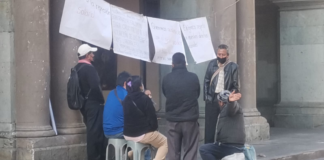 Protestan profesores de la escuela “luz del Saber”, piden audiencia con Jara