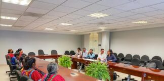 Manifestantes Triquis frente al Palacio de Gobierno rechazan propuestas de la administración estatal