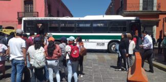 Normalistas retienen urbanos y bloquean vialidades